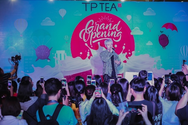 Duc Phuc 'quay' het minh tai su kien khai truong chi nhanh moi TP Tea hinh anh