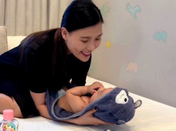 Thuy Diem: 'Tam cho con la khoanh khac hanh phuc nhat moi ngay' hinh anh