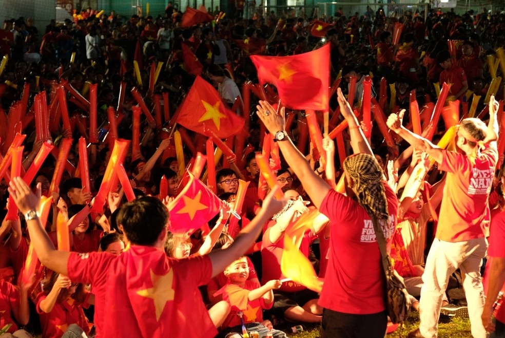 CDV Sai Gon, Ha Noi tao trieu luot phat co mung chien thang hinh anh