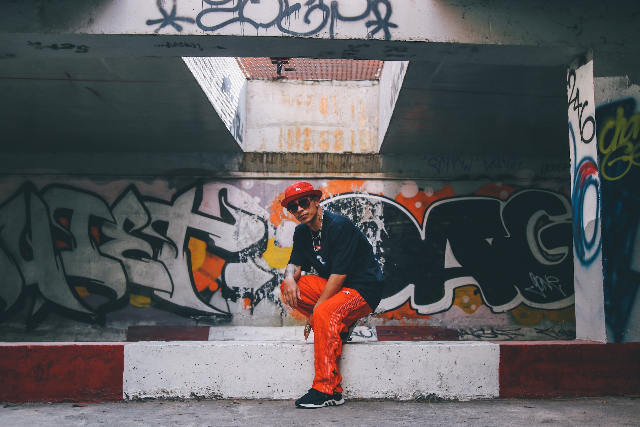 Hoc cach Vietmax, Brian Tran phoi do voi sneakers an tuong hinh anh