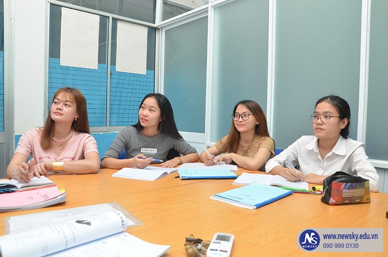 Lich khai giang lop tieng Han tai trung tam NewSky hinh anh