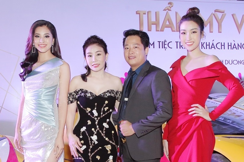 Tieu Vy dien dam sequin, My Linh khoe vai tran goi cam tai su kien hinh anh