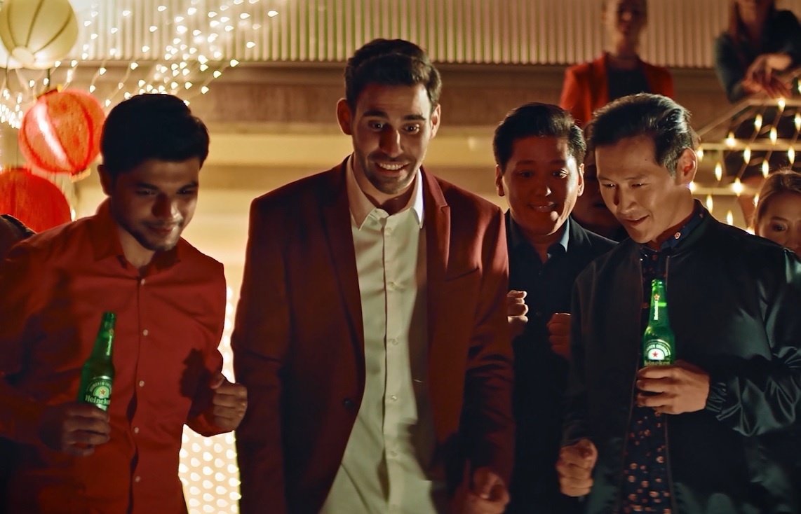 Tan huong mua le hoi tat bat voi goc nhin thu vi tu Heineken hinh anh