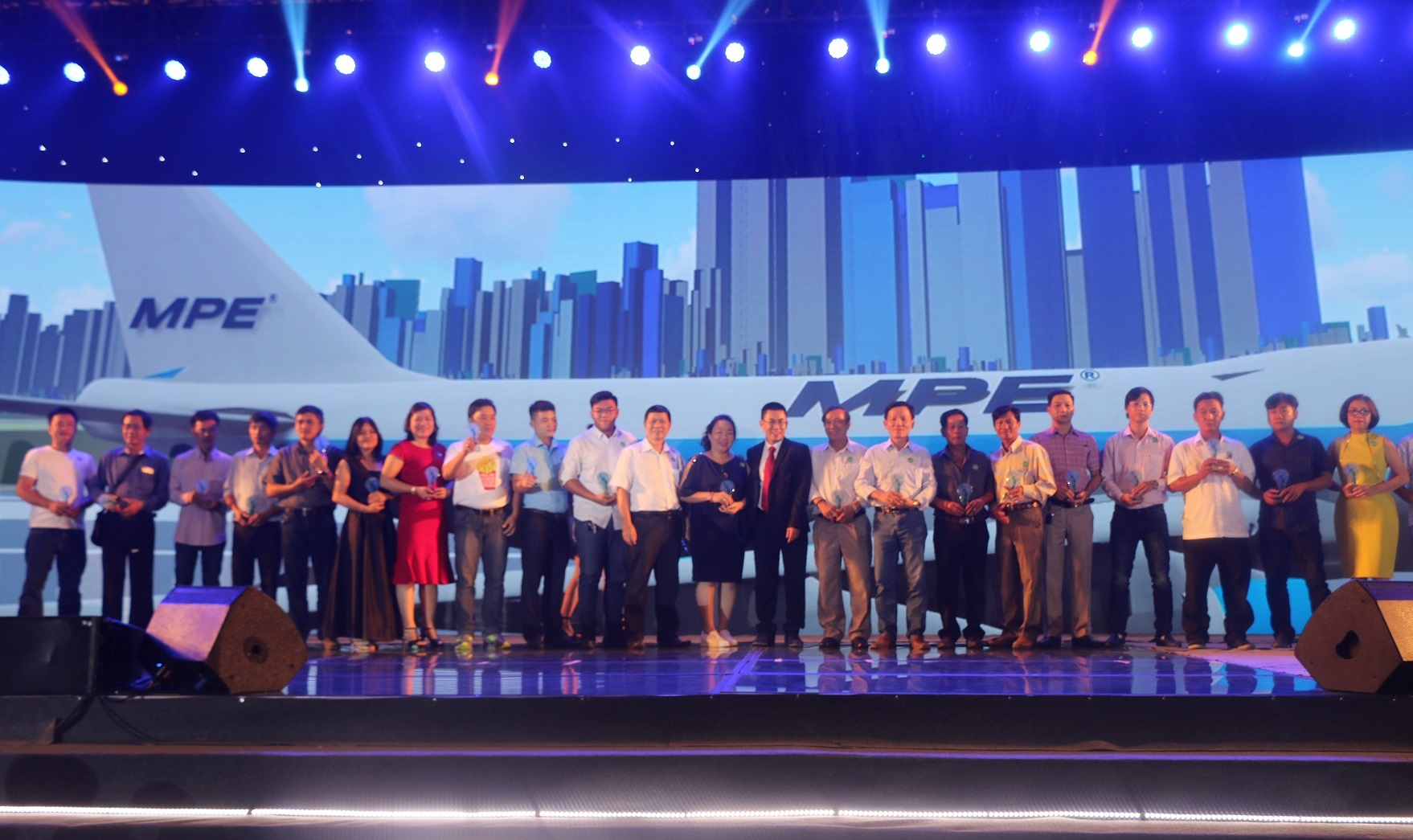 MPE to chuc hoi nghi tri an khach hang dip cuoi nam hinh anh