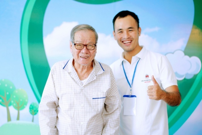 Hanh trinh cham soc mat cho 30.000 nguoi tai 6 tinh thanh hinh anh