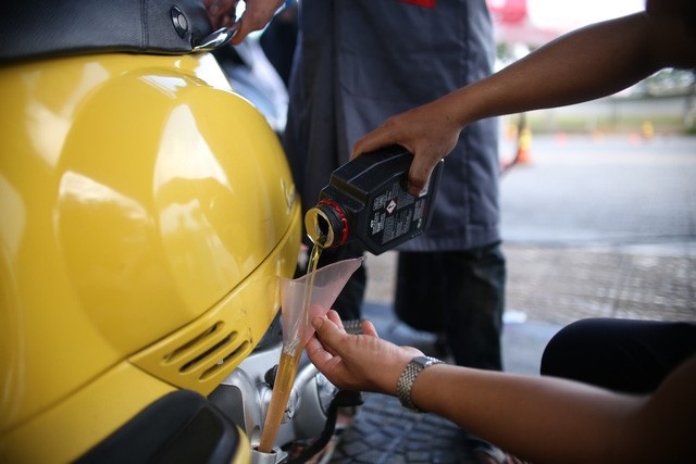 Tai sao xe tay ga can dau nhot chuyen biet? hinh anh