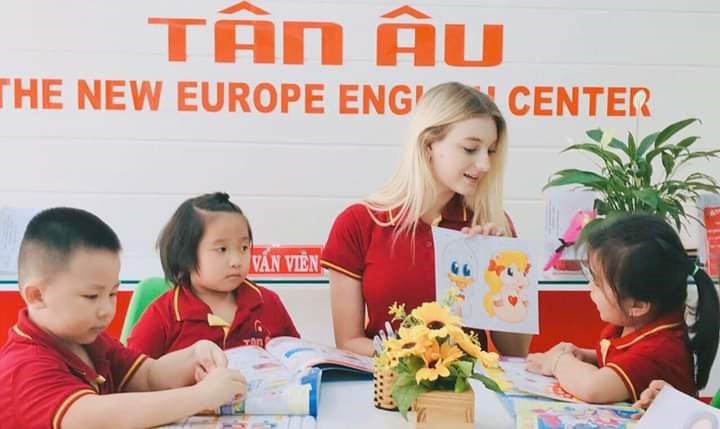 Ngoai ngu Tan Au tang qua hoc vien dip Giang sinh hinh anh