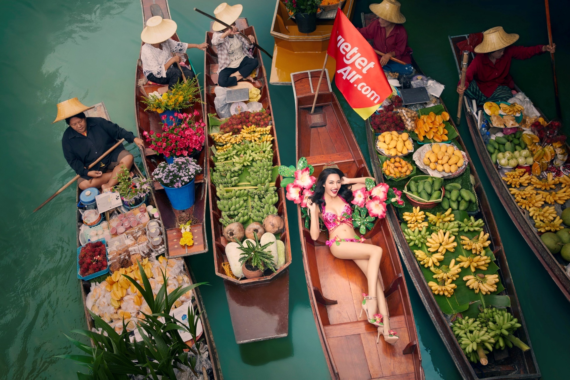 Dan nguoi dep khoe sac tai cac diem du lich noi tieng hinh anh