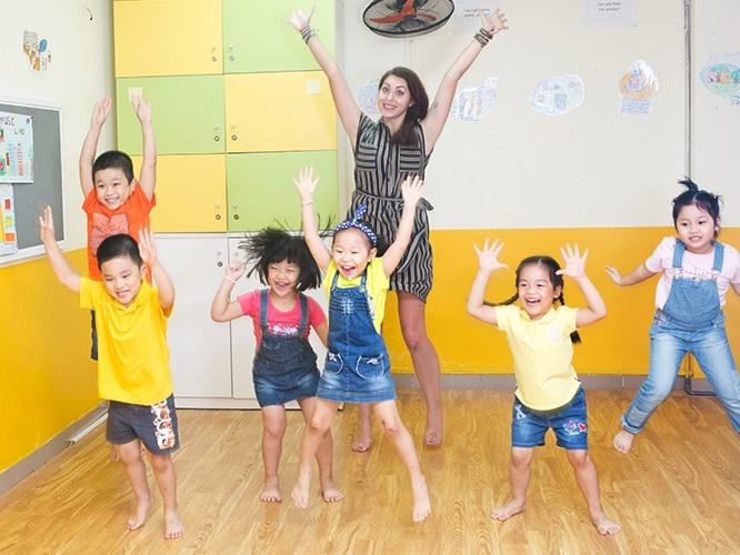 3 tro choi giup tre mau giao gioi tieng Anh hinh anh