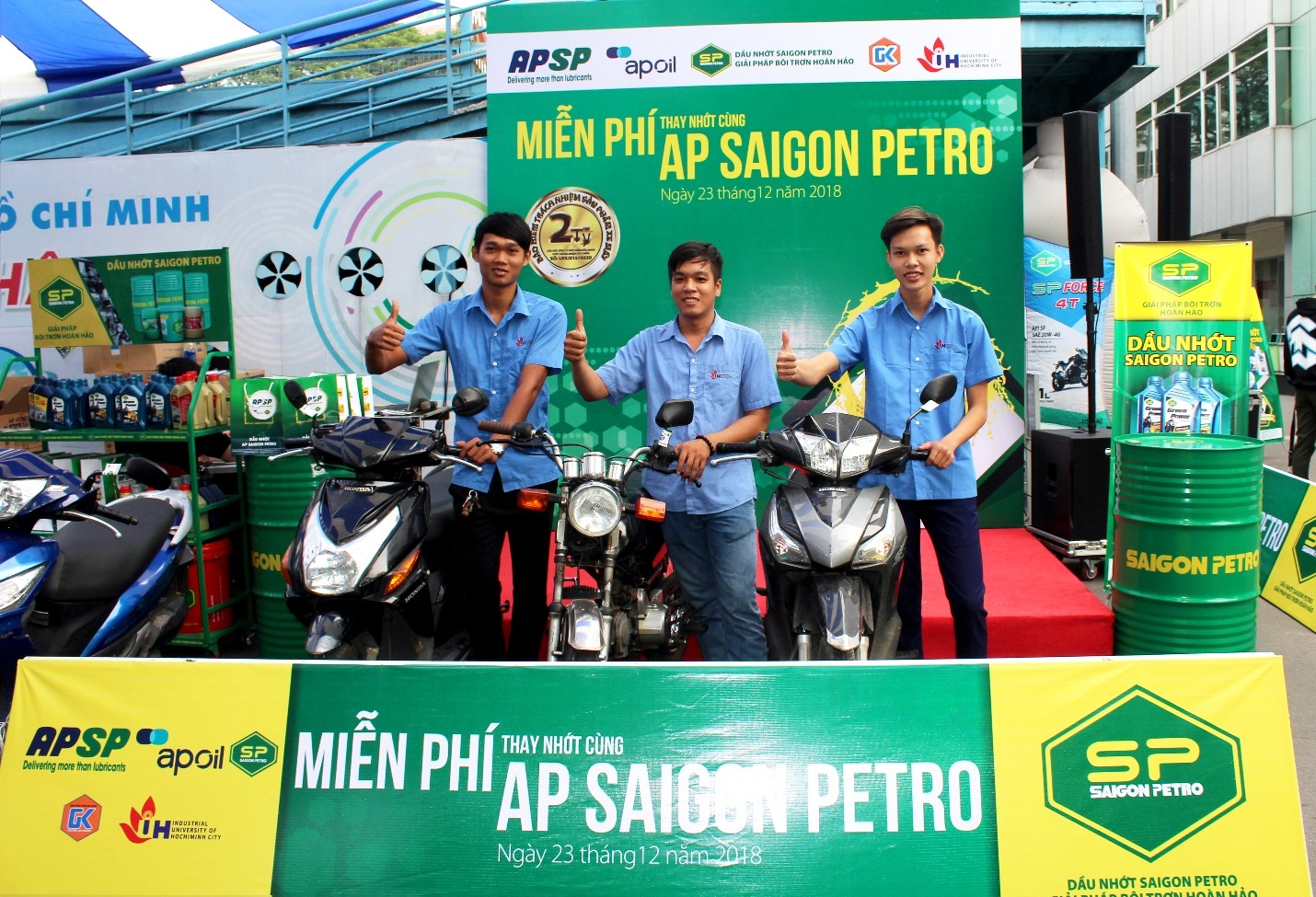 AP Saigon Petro to chuc chuong trinh thay nhot mien phi hinh anh