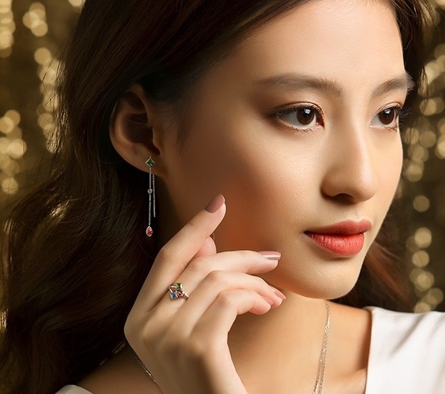 Goi y trang suc cho nang noi bat dip le hoi cuoi nam hinh anh