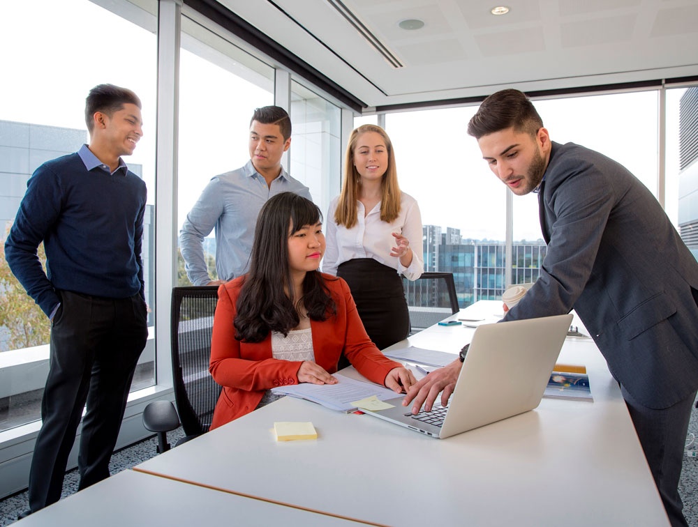 5 meo nho giup ban vuot qua ngay lam viec dau tien hinh anh