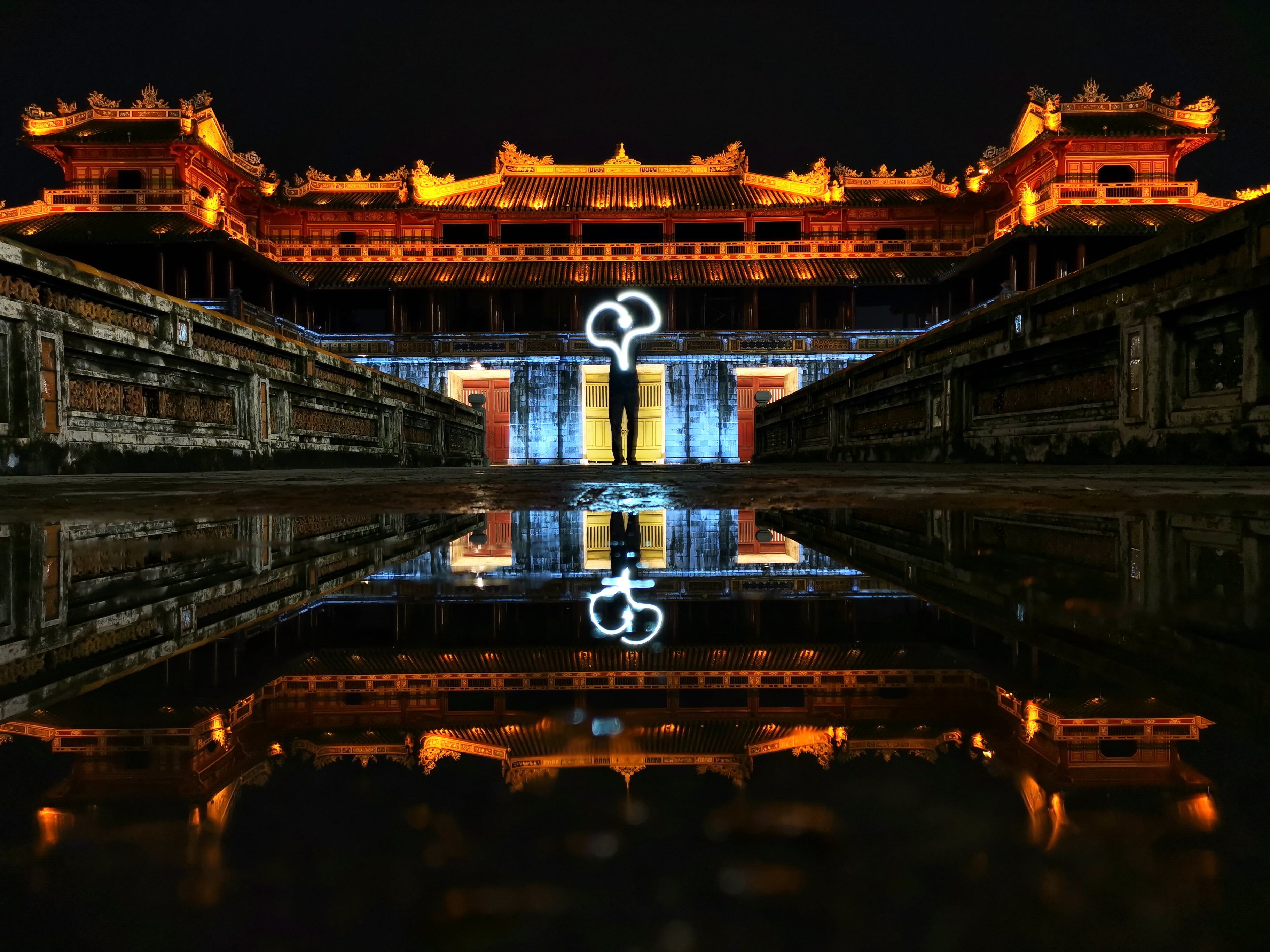 Hue khac la qua goc may Huawei Mate 20 Pro hinh anh