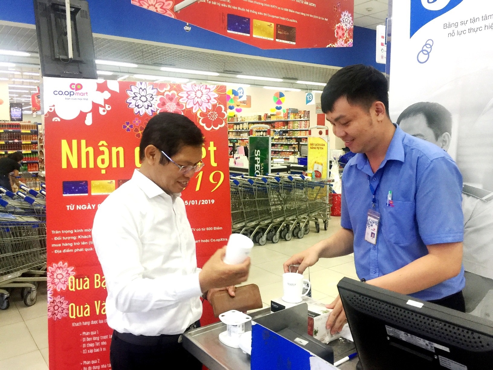 Khach hang thich thu voi qua Tet Co.opmart, Co.opXtra hinh anh