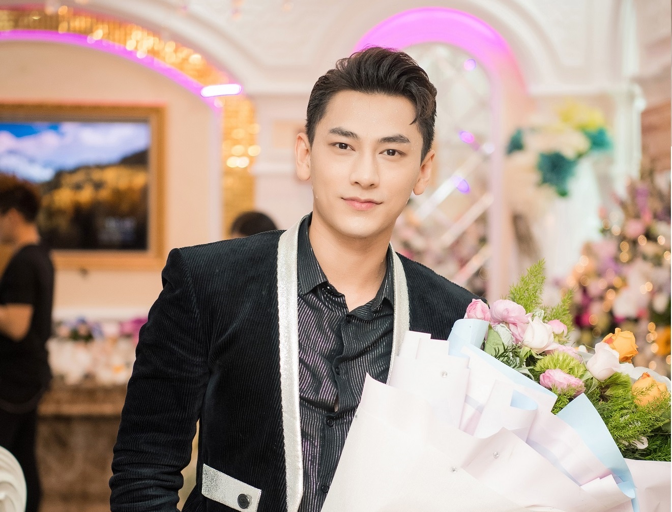 Bao Anh, Isaac rang ro tham du su kien tai Ha Noi hinh anh