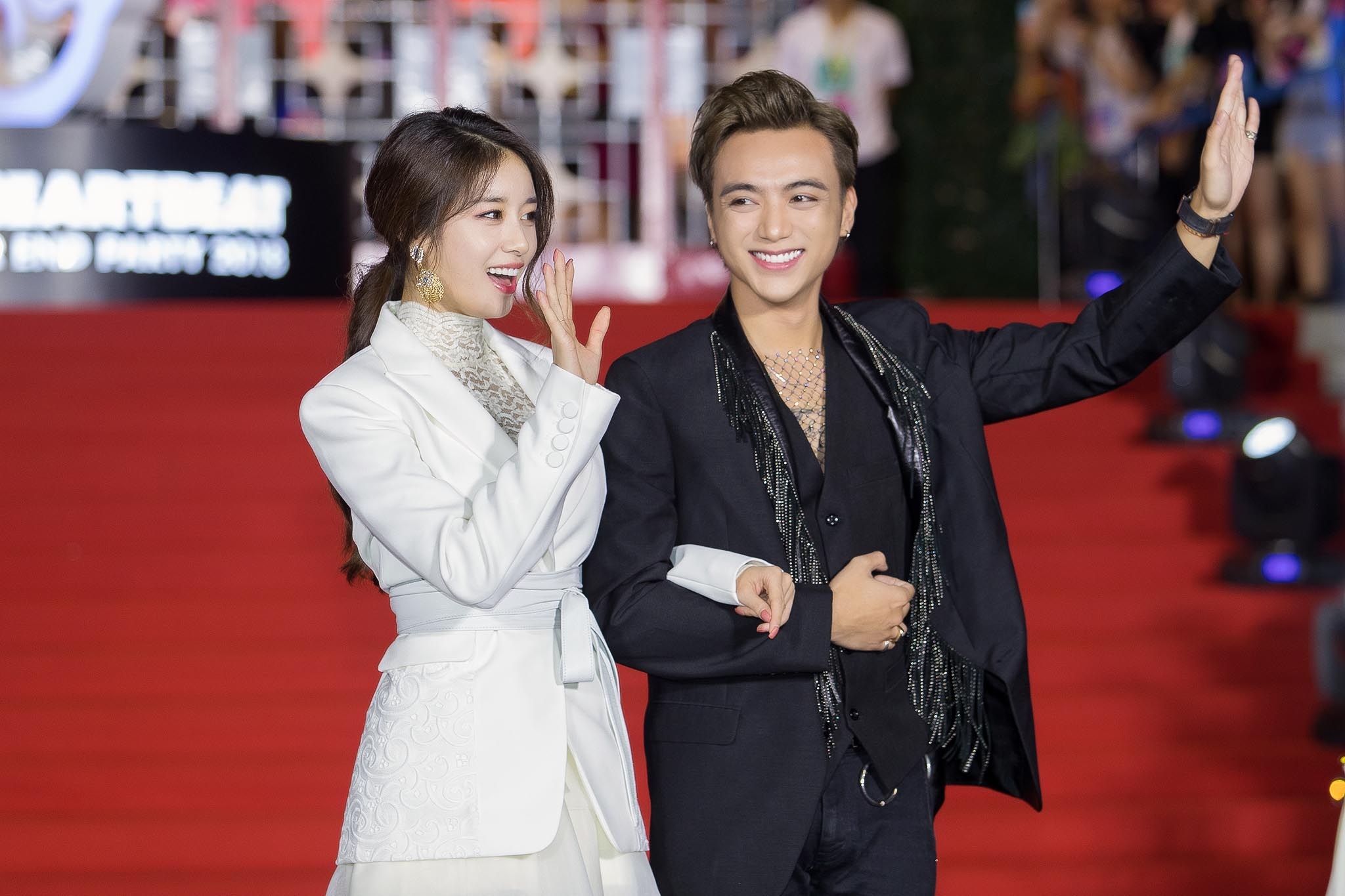 Ji Yeon rang ro khoac tay Soobin tren tham do nhac hoi Viet - Han hinh anh