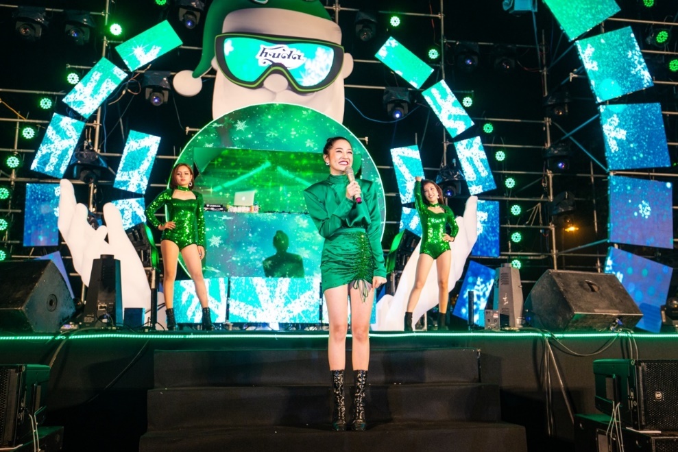 Dan sao mang khong khi le hoi den khan gia mien Trung hinh anh