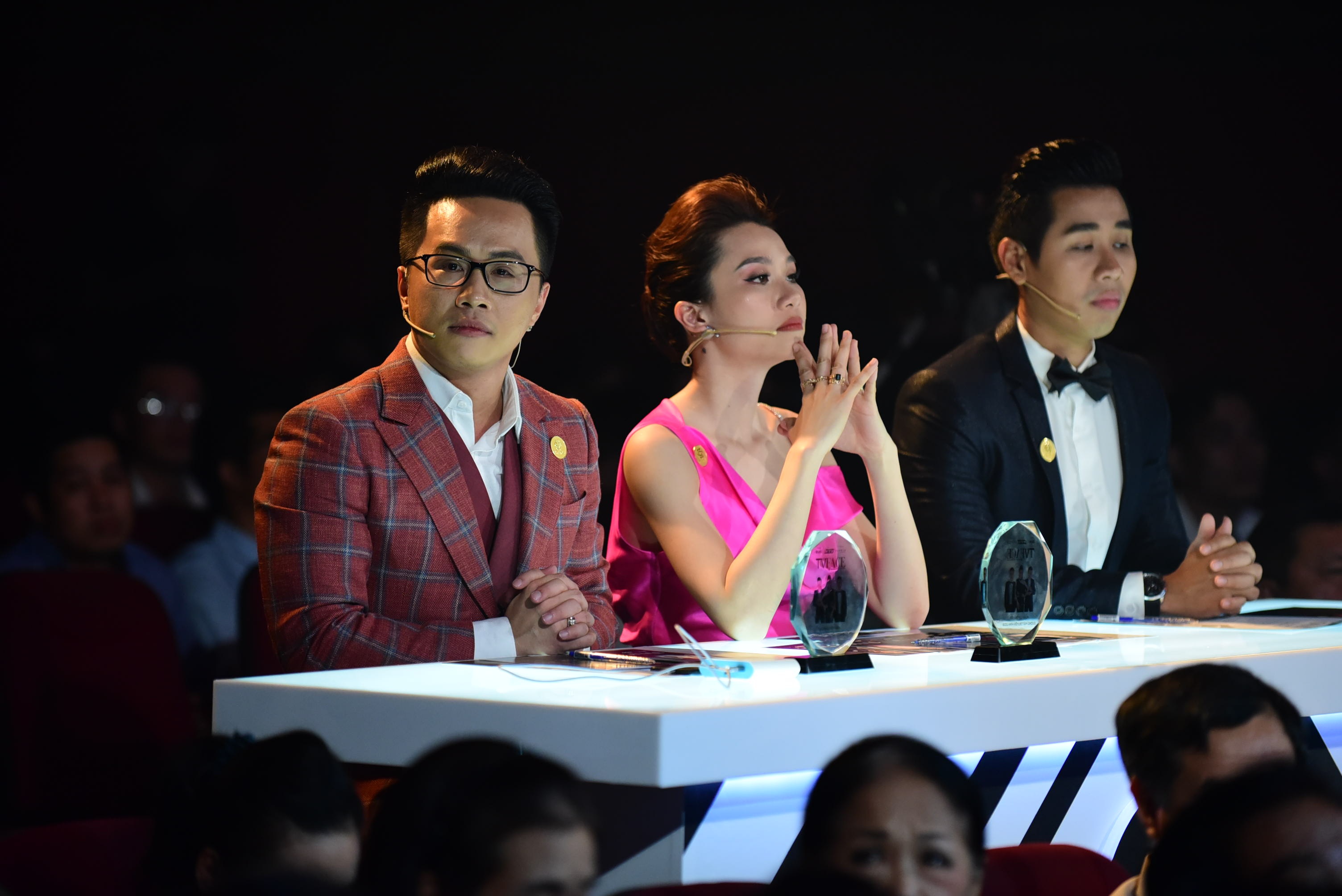 Guong mat truyen hinh anh 1