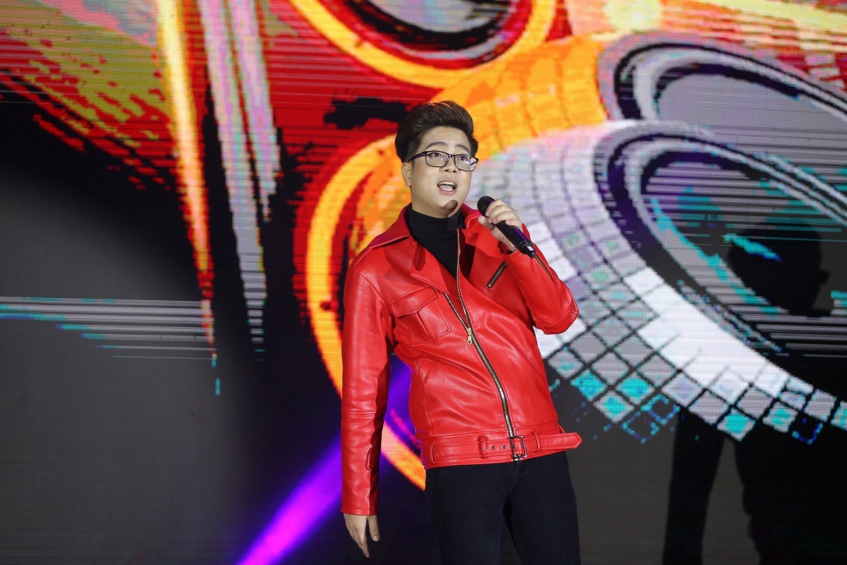 Bui Anh Tuan khuay dong san khau trong tiec countdown tai Thanh Hoa hinh anh