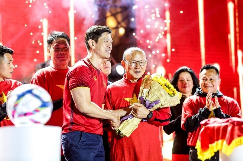 Hang nghin fan tuc cau uong mung thay tro Park Hang-seo hinh anh