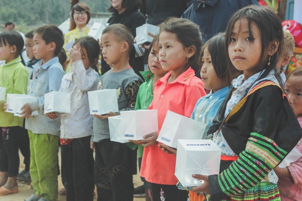 1.000 den nang luong mat troi thap sang tuong lai thay tro Tri Le hinh anh