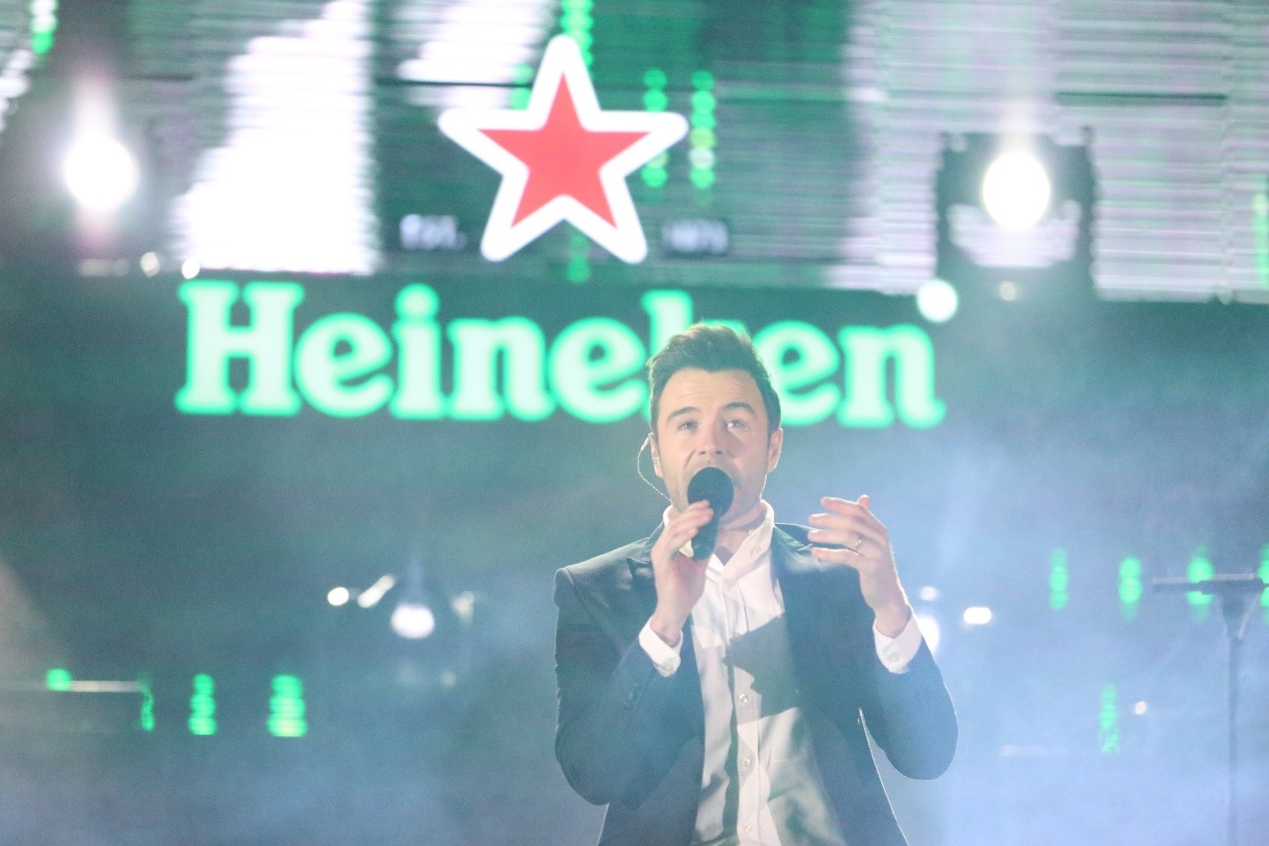 Shane Filan xuat hien tren truc thang, chieu dai fan thu do 10 ban hit hinh anh