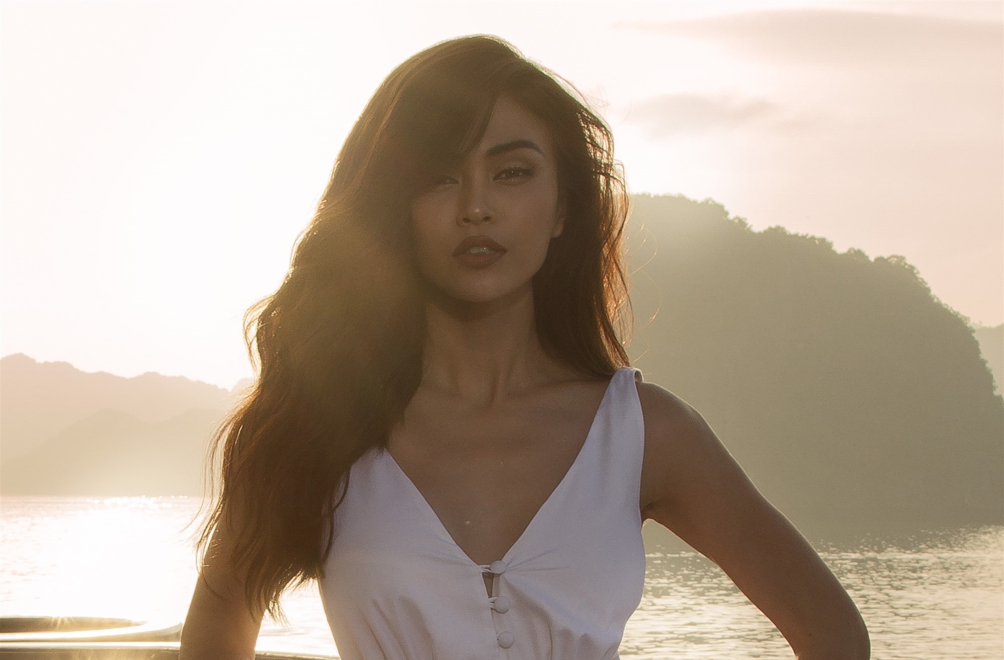 Video - Mau Thuy khoe dang tren du thuyen trieu do tai Ha Long hinh anh