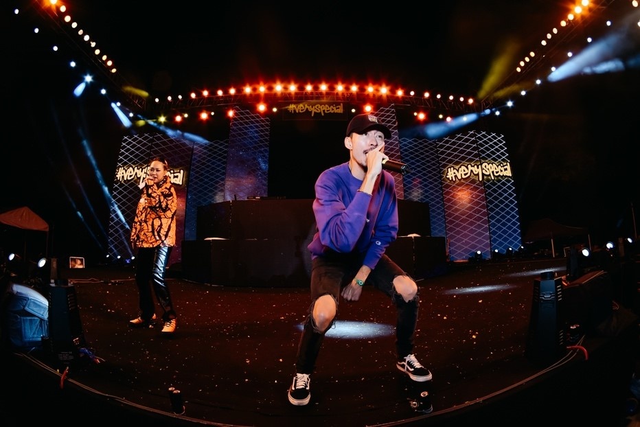 Dan nghe si underground khuay dong dem nhac cuoi nam tai Sai Gon hinh anh