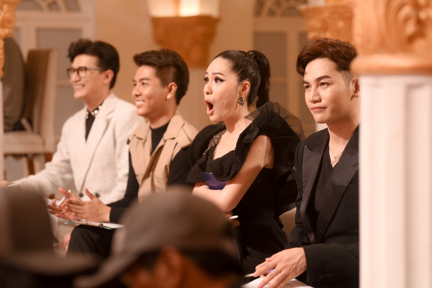 Di Bang so xanh mat vi thi sinh mang tran len san khau hinh anh