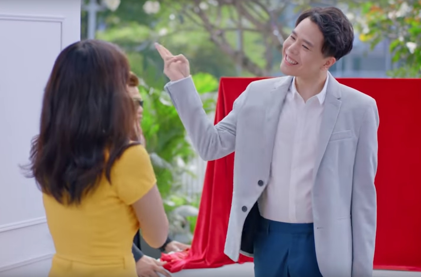 Trinh Thang Binh thoat e, chinh phuc gia dinh ban gai trong clip moi hinh anh