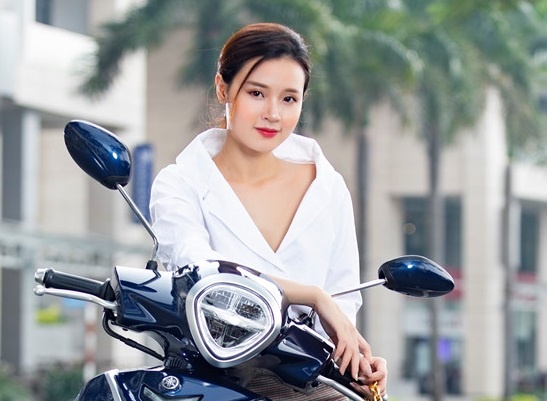 3 set do giup Midu noi bat khi xuong pho cung xe Grande Hybrid hinh anh