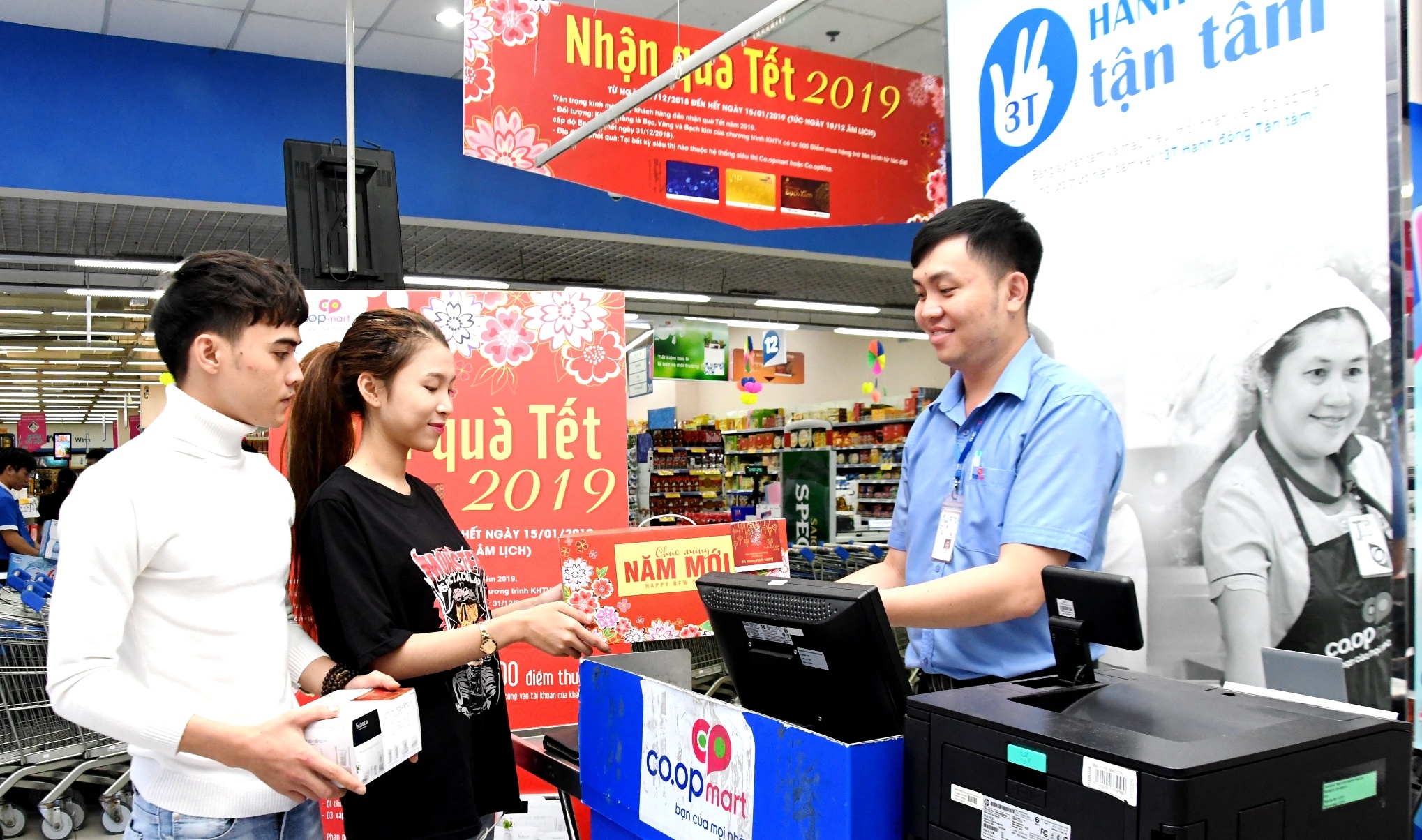 Co.opmart tang hang trieu phan qua Tet cho khach hang thanh vien hinh anh