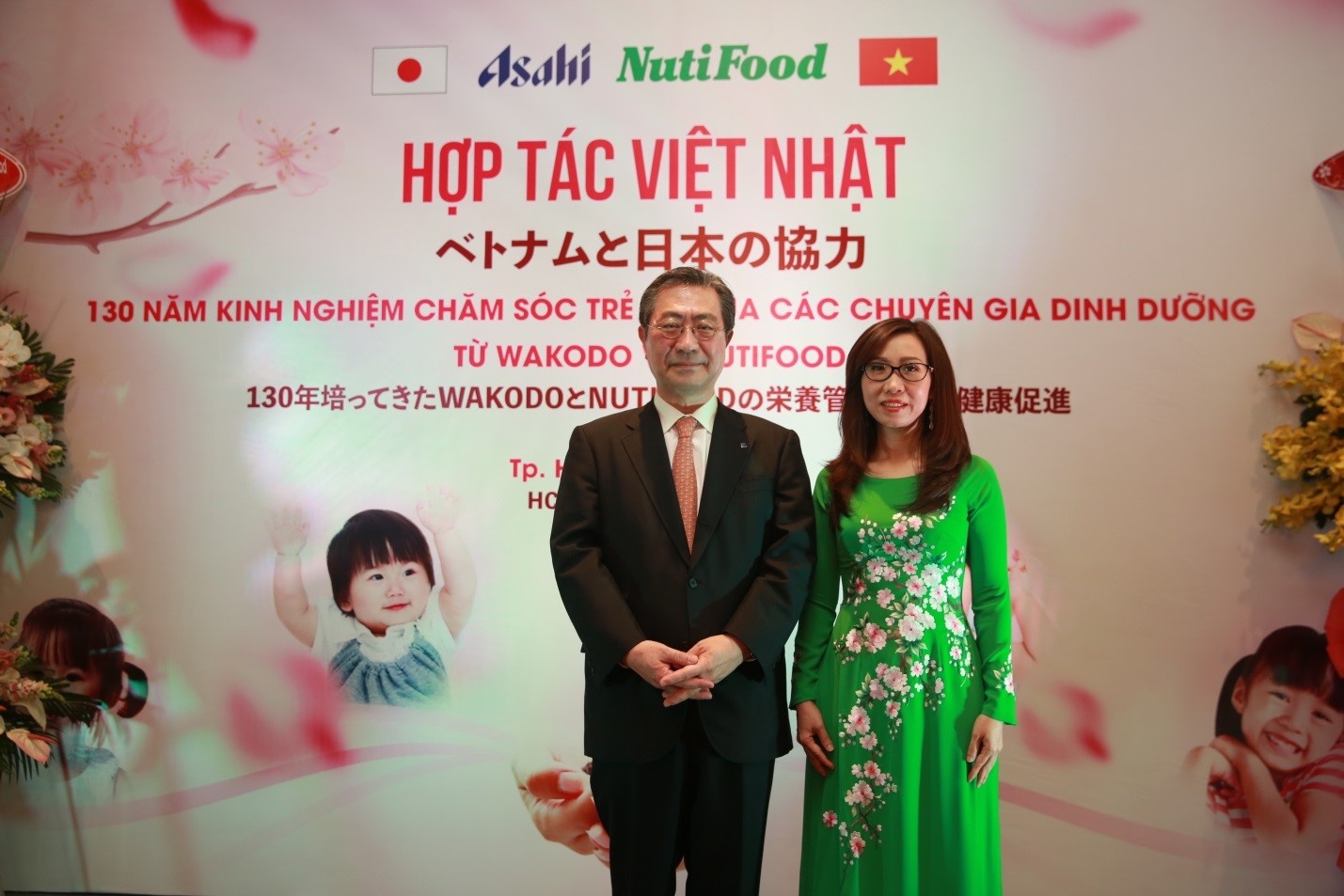 Cai bat tay cua nhung bac si Nhat va Viet hinh anh