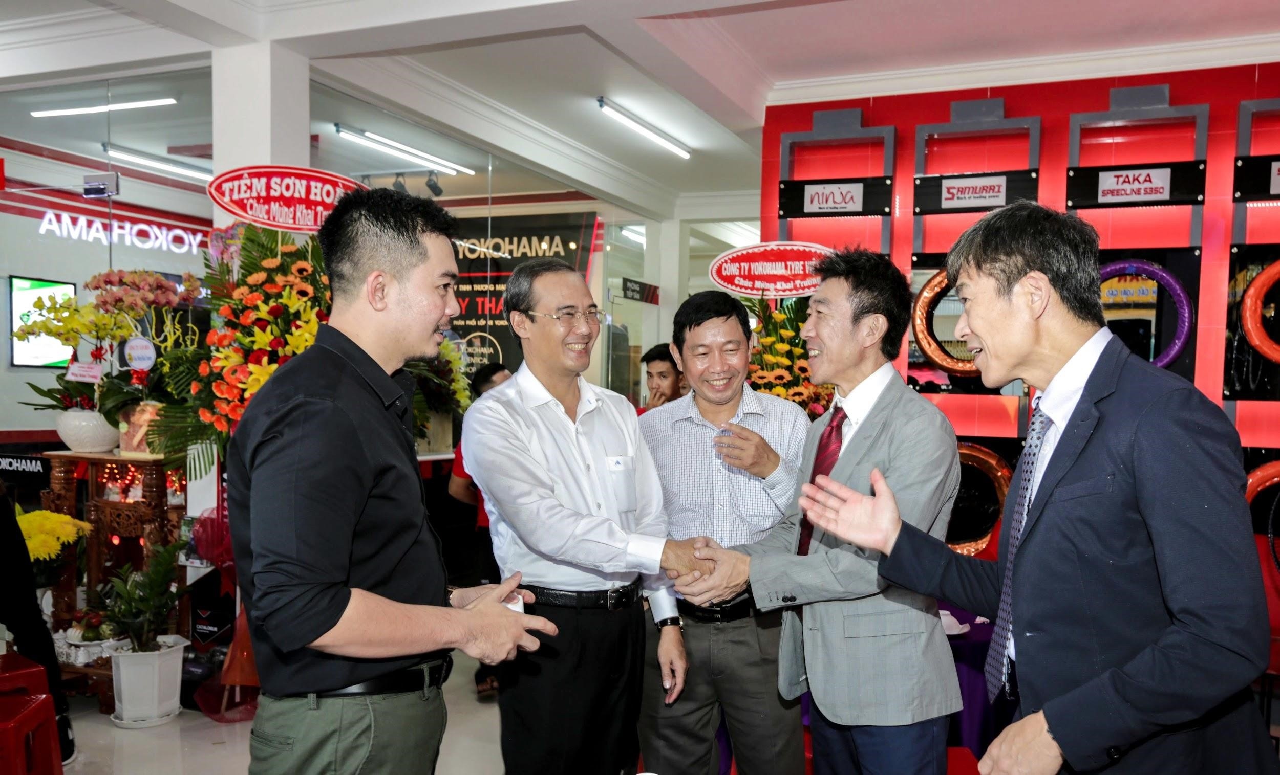 Khach hang hao hung du le khai truong YIS Can Tho hinh anh