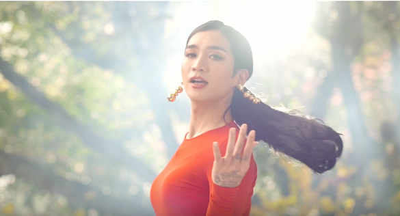 BB Tran va Hai Trieu hoa cap chi em lay loi trong clip hai Tet 'An khe tra vang' hinh anh