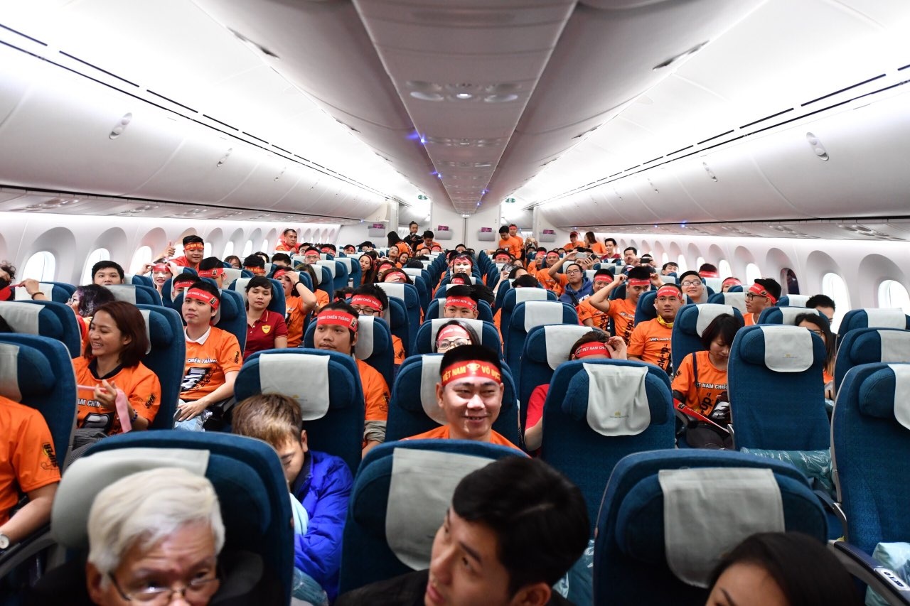 Video - CDV sang UAE co vu tuyen Viet Nam thi dau hinh anh