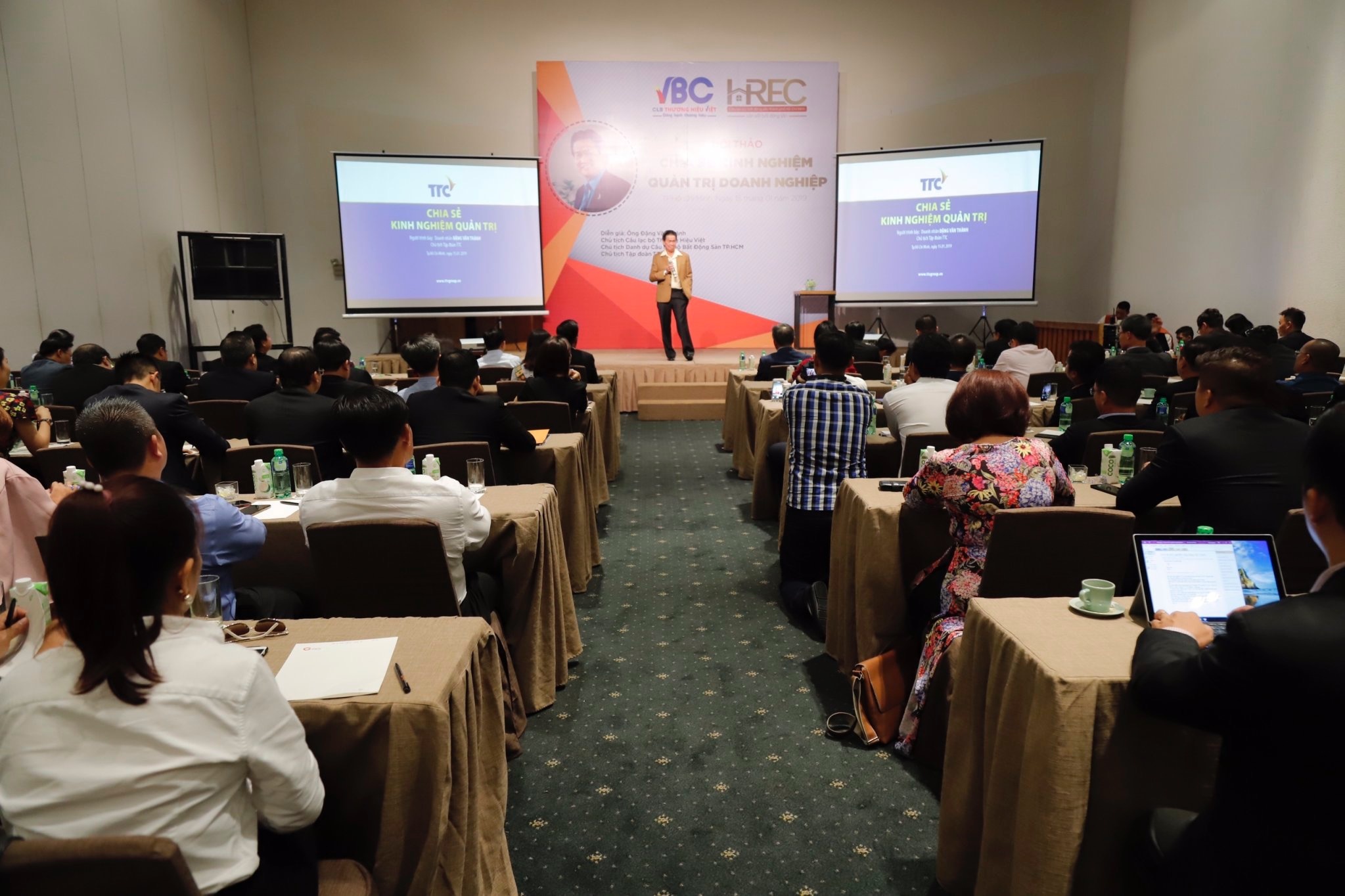 Hon 200 khach du hoi thao 'Chia se kinh nghiem quan tri doanh nghiep' hinh anh