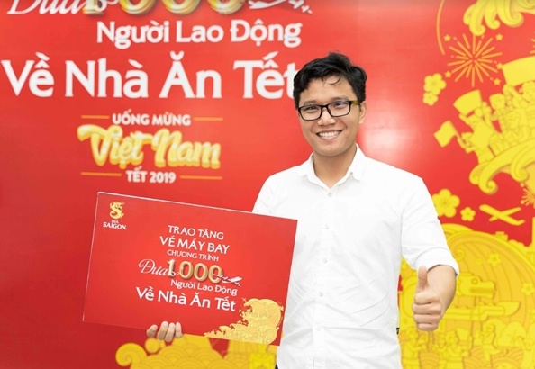 Trao ve may bay ve nha an Tet cho nguoi lao dong tieu bieu hinh anh