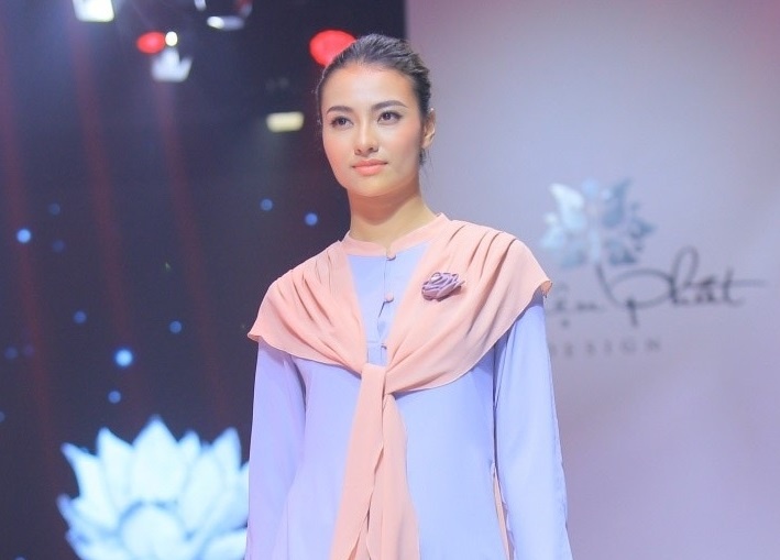 Hong Que, Thien Huong tinh te trong trang phuc Thien Phat Design hinh anh