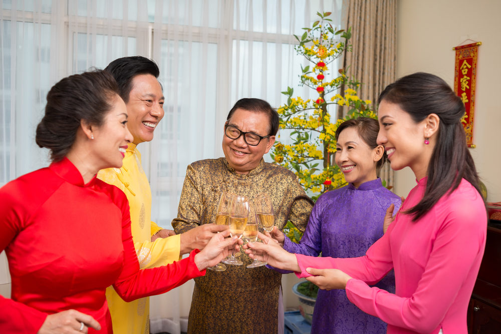 Nhung tinh huong ‘bang tuoi con, bo me da…’ khien gioi tre so Tet hinh anh