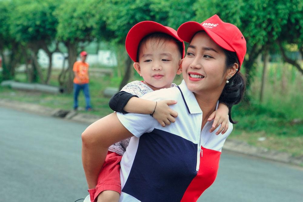 Oc Thanh Van hao hung tham quan day chuyen san xuat dau an tu ca hinh anh