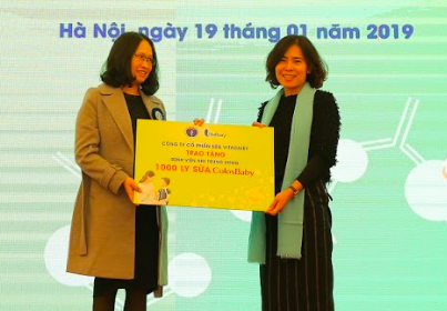 Vita Dairy trao 1.000 ly Colosbaby cho tre co hoan canh kho khan hinh anh