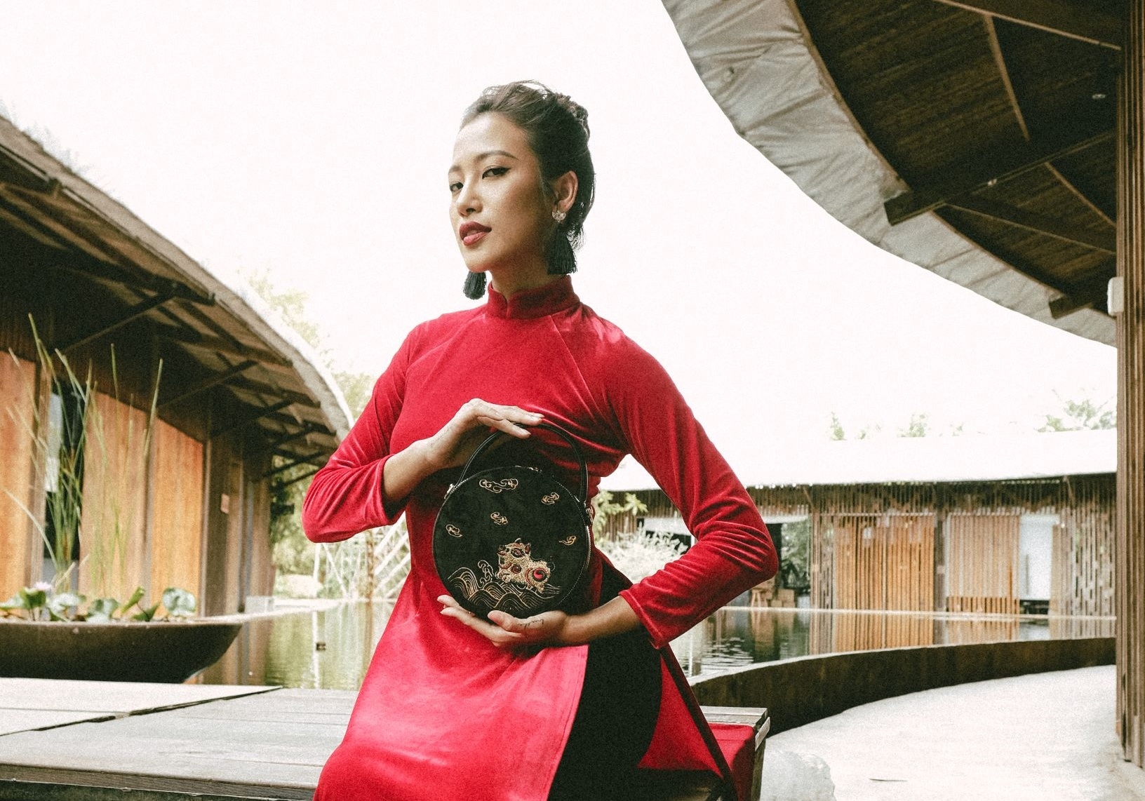 BST tui va hai dua ban sac dan gian vao thiet ke hinh anh