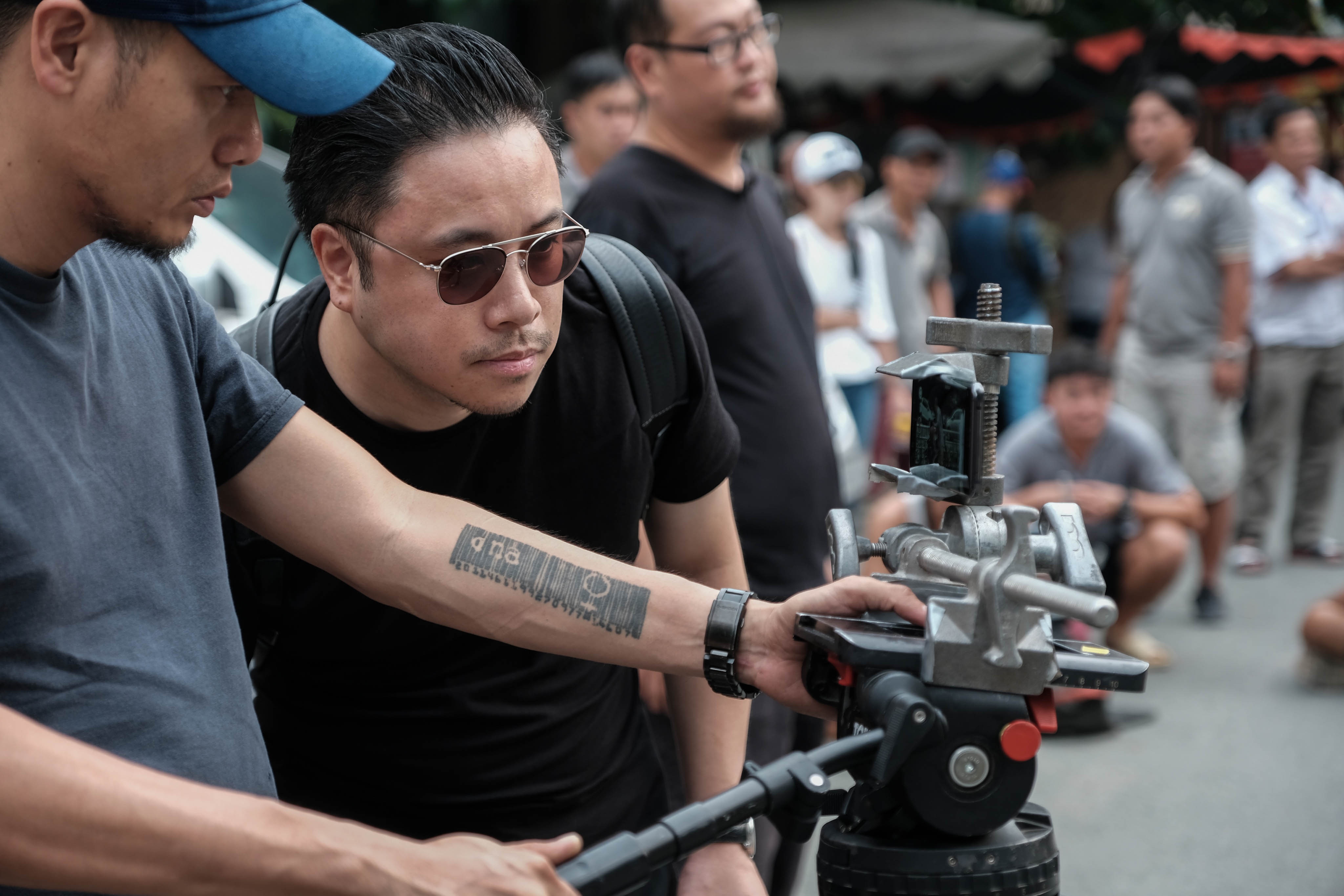 Victor Vu dung 18 smartphone quay phim ngan 'Dem yeu thuong ve don Tet' hinh anh