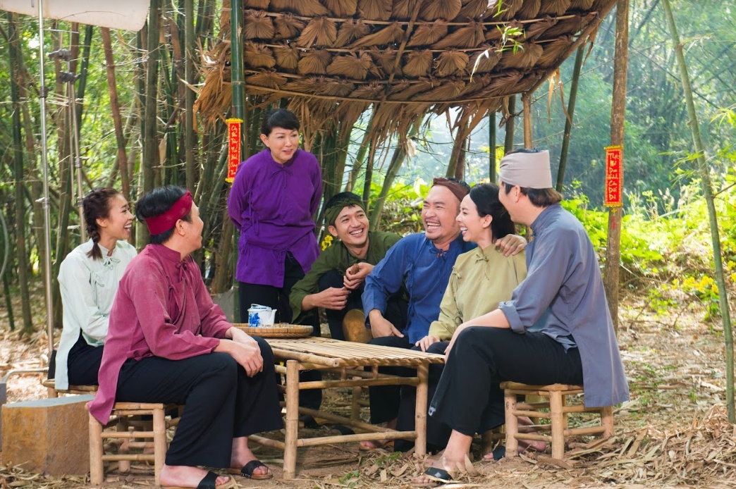 Thu Trang, Tien Luat hoa cap vo chong lam lu trong clip hai Tet moi hinh anh