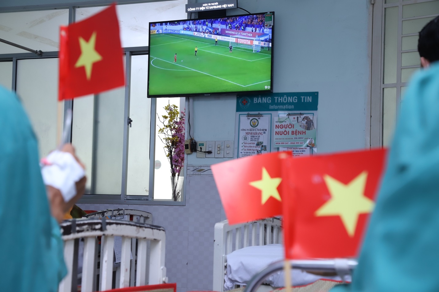 Lap dat 50 tivi phuc vu benh nhan theo doi giai Asian Cup hinh anh