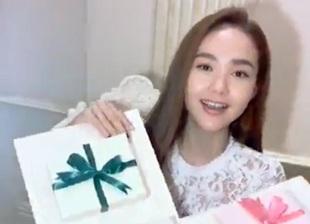 Minh Hang, Duy Khanh, Tam Trieu Dang khoe hop qua bi mat tren MXH hinh anh