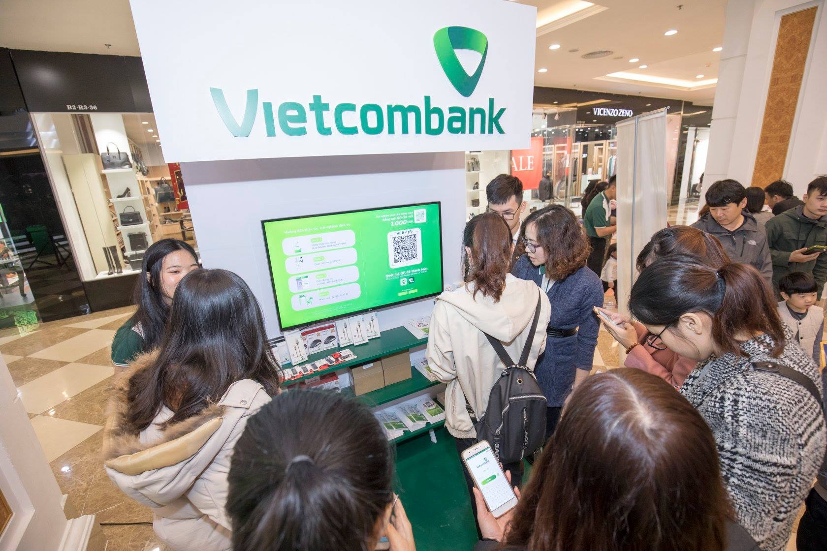 Hang tram khach hang hao huc trai nghiem quet ma QR cung Vietcombank hinh anh