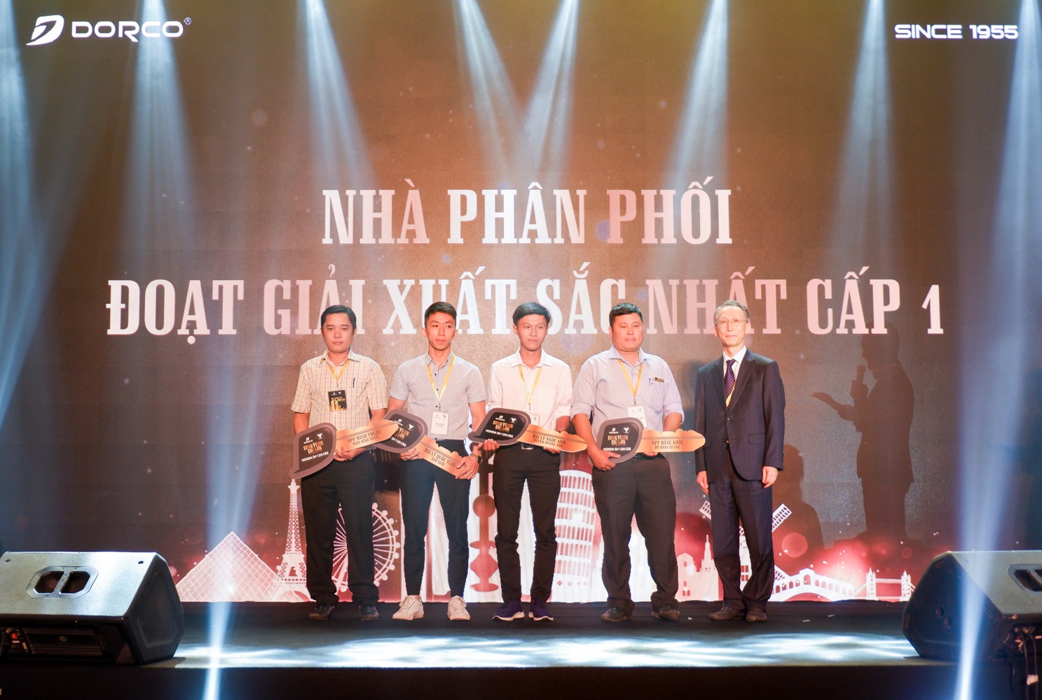 Gan 120 khach hang tham gia le tri an cua Tap doan Dorco hinh anh