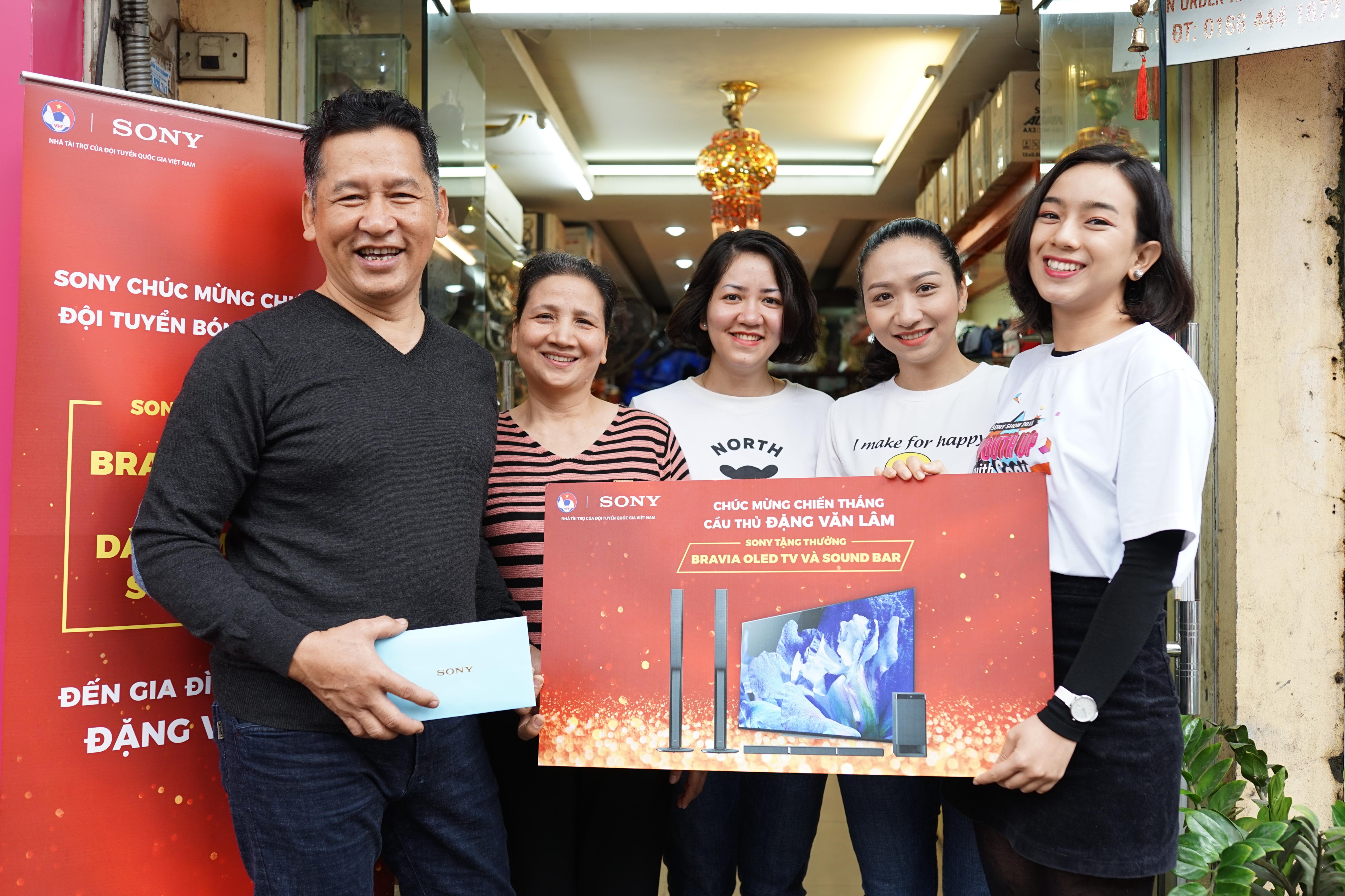 Gia dinh Van Lam, Cong Phuong nhan qua Tet som tu Sony hinh anh